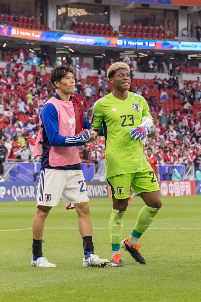 試合後、鈴木彩艶と握手する冨安　©Getty Images
