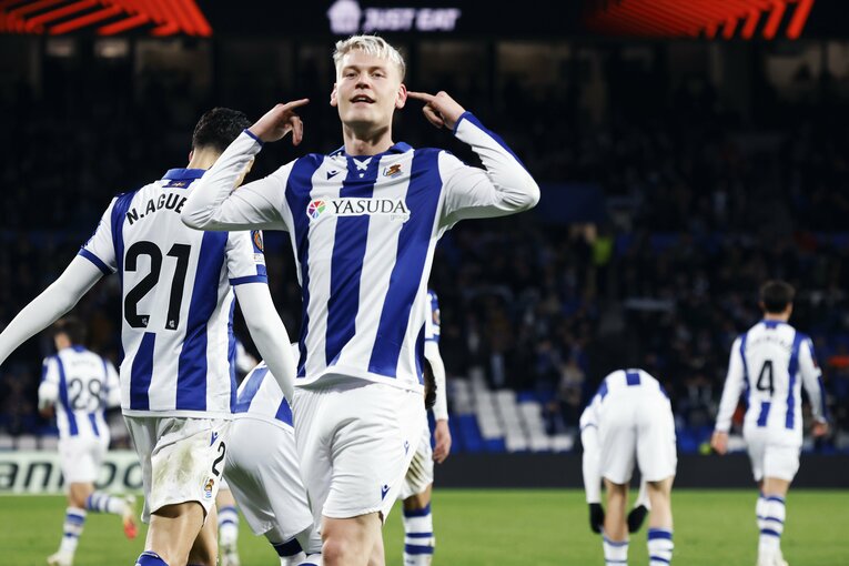 久保建英が「ベンチで同僚を爆笑させてる」“最高の1枚”を撮影後…過密日程に「ちょっとツラいかな」本人が語った“意外な理由”を思い出す(6)