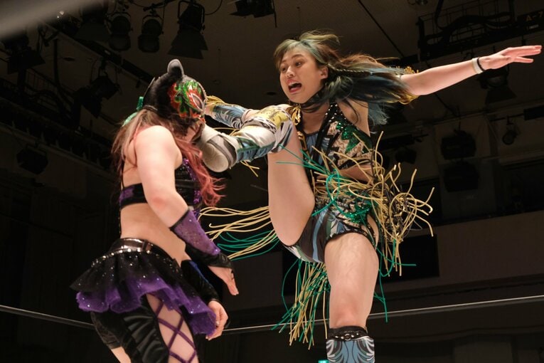 スターライト・キッドの顔面を蹴り飛ばす上谷。ダイナミックな動きが持ち味だ　©Norihiro Hashimoto