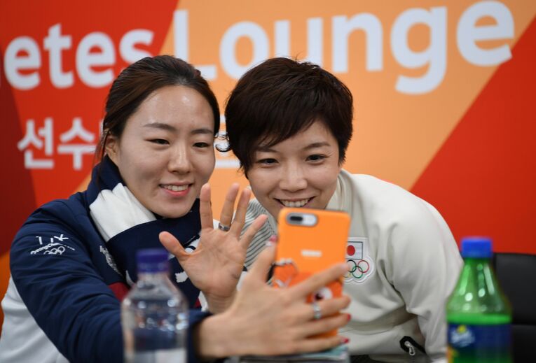 平昌五輪のレース後に仲良く撮影するイ・サンファと小平奈緒　©︎AFP/AFLO