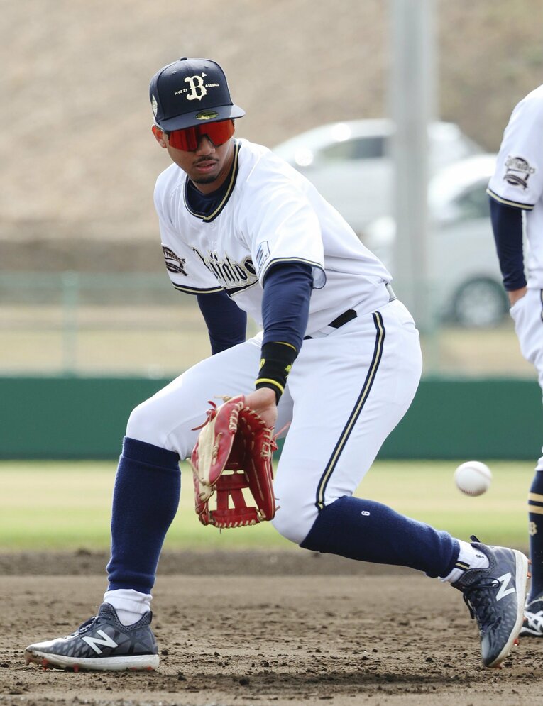 サードの守備練習をする宗　©︎JIJI PRESS