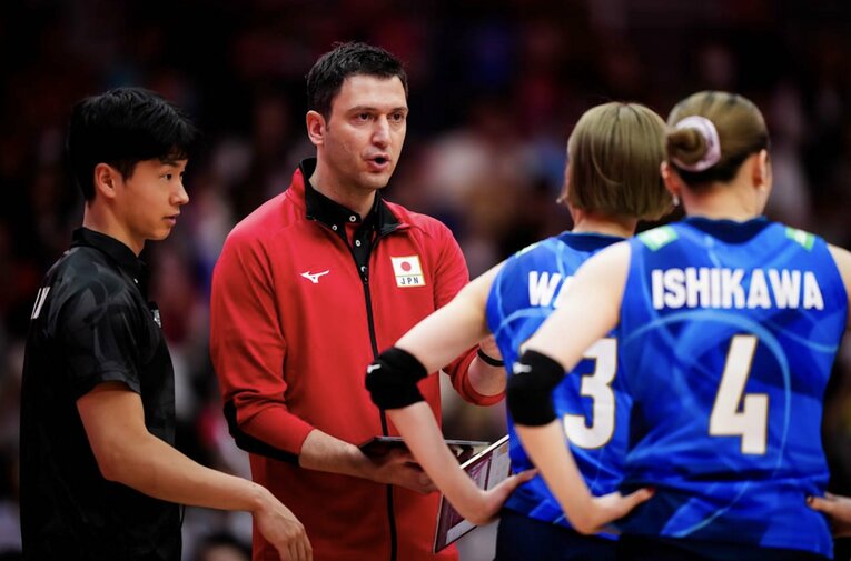 フェルハト・アクバシュ監督（2025年世界選手権・セルビア戦）©︎Volleyball World