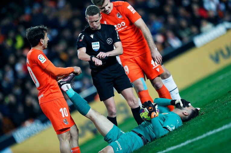 〈久保建英ソシエダ月間MVP〉敵地で憎まれるのは名が知れた証拠だが…「クボへの徹底マーク」と“1枚も撮れなかったシーン”とは(63)