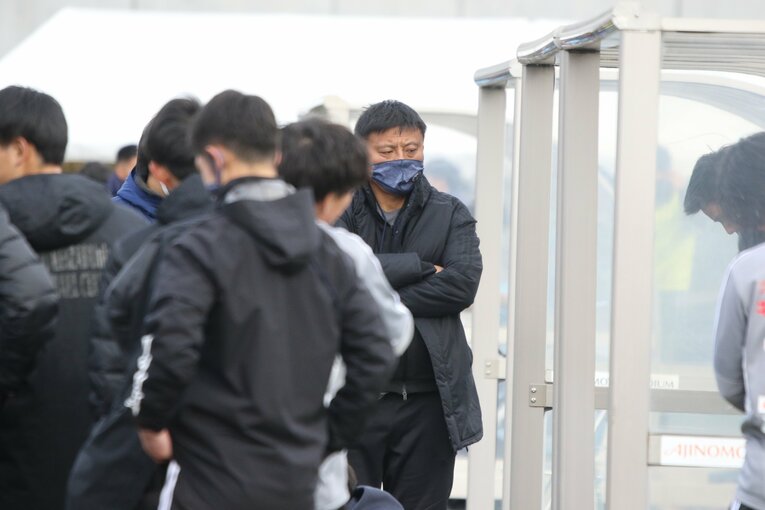 選手たちを見守る曺貴裁コーチ（当時）©Takahito Ando