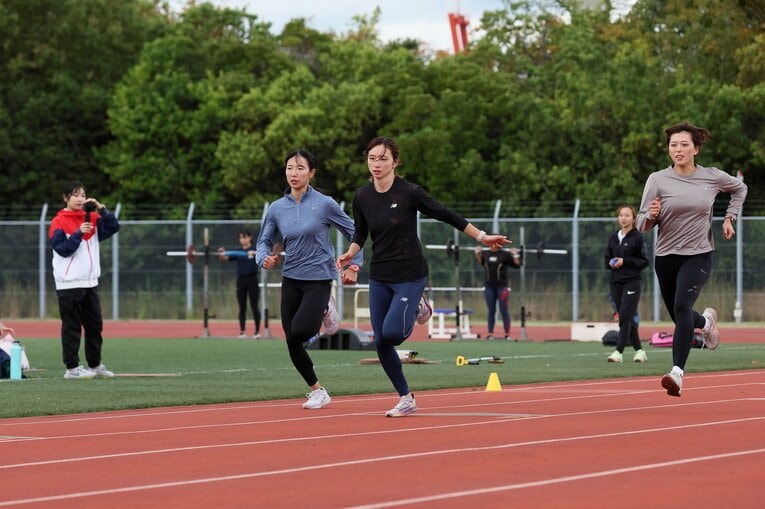 日常のトレーニングで行うショートダッシュもハイレベル。左から蔵重、奥野、青山といずれも日本のトップスプリンターだ　©Shigeki Yamamoto
