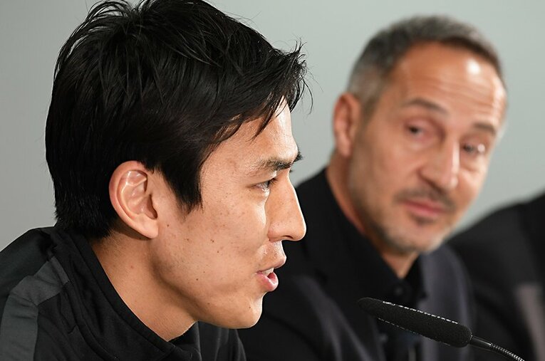 会見でも堪能に言語を駆使する長谷部誠。ヒュッター監督からの視線には厚い信頼を感じる ／ photograph by Getty Images