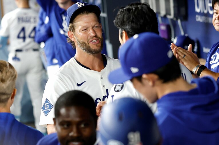 3000奪三振の大記録を達成し、ベンチで大谷翔平らドジャースのチームメイトと喜びを分かち合ったカーショー ／ photograph by Getty Images