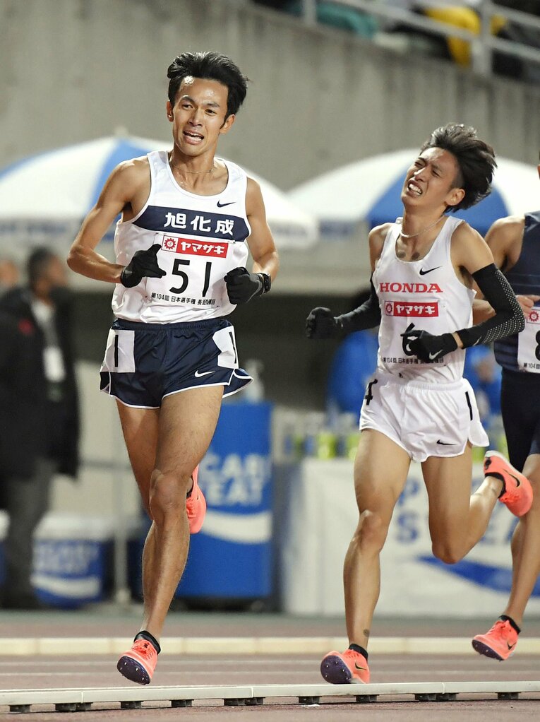 日本新記録をマークして優勝した相沢晃。2位に入った伊藤達彦（右）も従来の日本記録を上回り、名レースを演じた　©KYODO