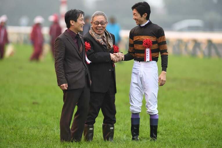 レース後には北島三郎オーナーとがっちり握手　©Keiji Ishikawa