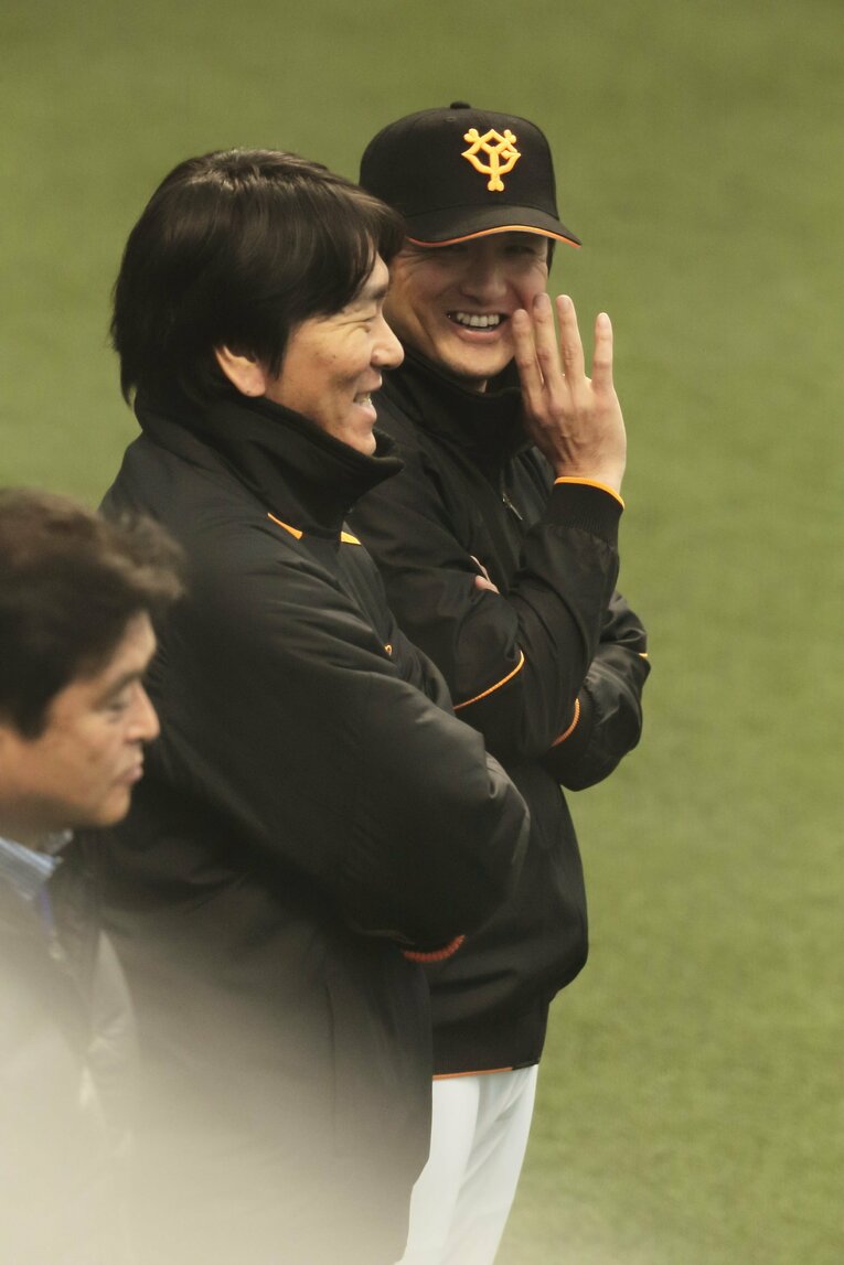 巨人監督時代。松井秀喜らと談笑　©Kichi Matsumoto