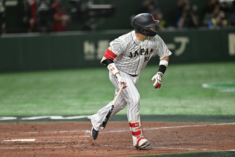 5回、村上宗隆のタイムリーツーベース　©Naoya Sanuki