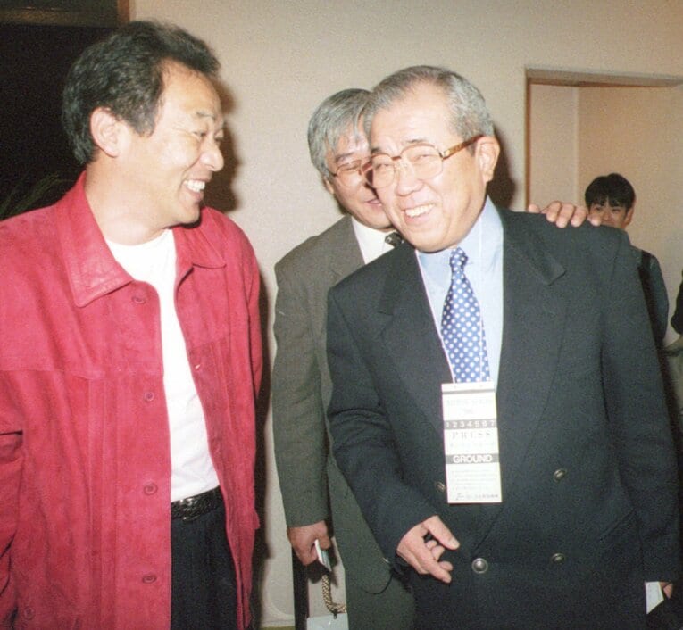 写真は1998年10月22日。現役引退直後の落合博満と阪神監督に就任する直前の野村克也。日本シリーズの現場で居合わせ、談笑した　©Sankei Shimbun 