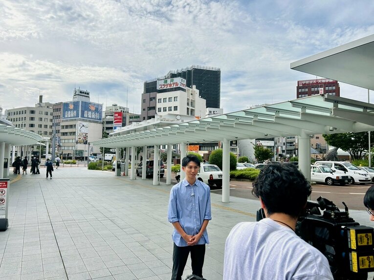 街頭でロケに出る田中さん　©FBC福井放送