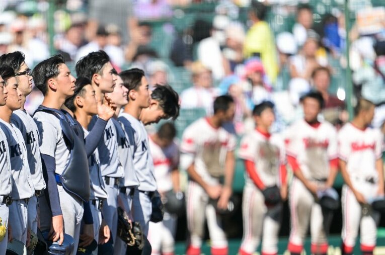 【比較…2023年の慶応】初戦に勝利した慶応。脱帽すると選手たちの個性が表れ、その髪型が話題に。チームを率いる森林貴彦監督はどのような考えなのか？　©Nanae Suzuki