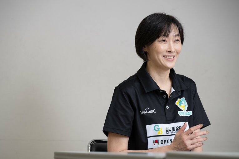 インタビューに答える斎藤真由美さん