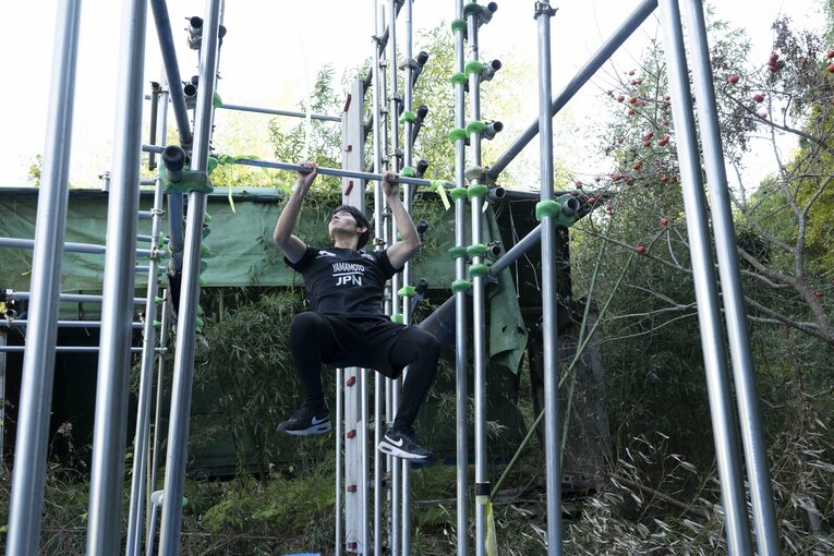 いまでは遥か上空までそびえたつ自作のサーモンラダーのトレーニング器具　©Tadashi Hosoda