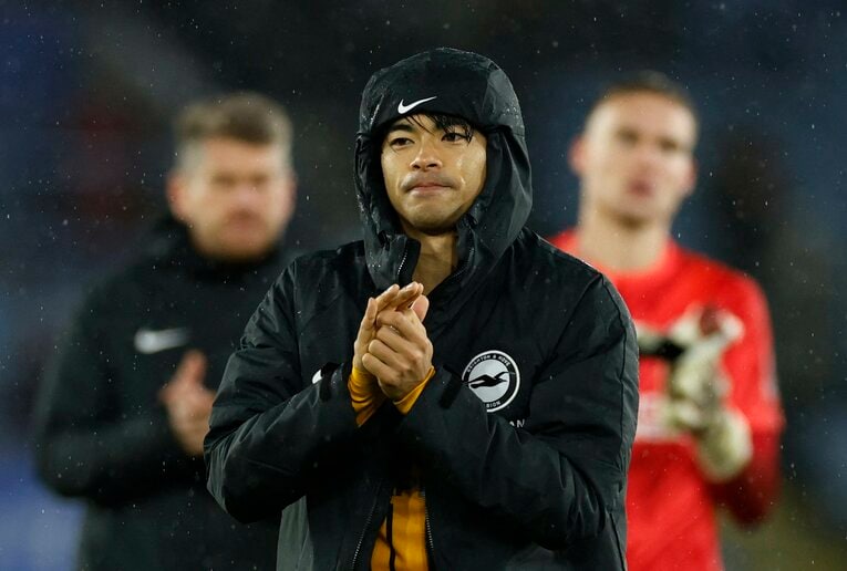 敵地でのレスター戦。2－2ドロー後にブライトンサポーターのもとへ向かう三笘薫（27歳）。両手をずっと合わせたままだった【1枚目／全2枚】　©AFLO