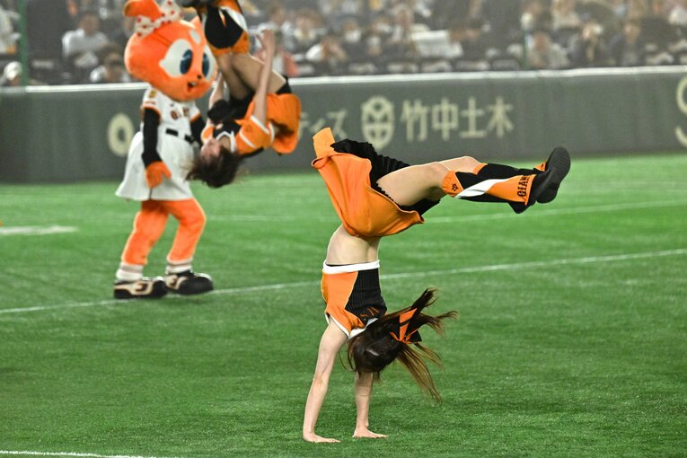 試合を盛り上げる巨人の公式マスコットガール「VENUS」　©Hideki Sugiyama