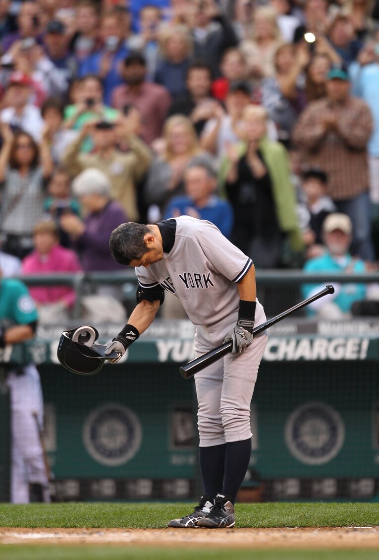 慣れ親しんだセーフィコ・フィールドで、深々とお辞儀したイチロー　©Getty Images