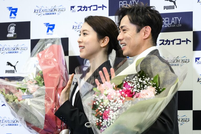 質疑応答を終え、花束を受け取る2人　©Asami Enomoto