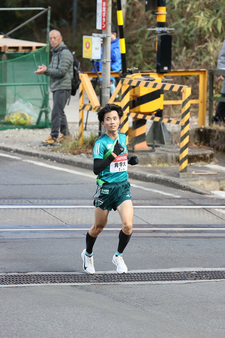 5区を区間新記録で走り、有終の美を飾った青学大の若林　©︎JMPA