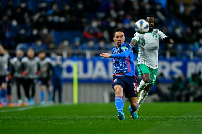 長友佑都は2月1日のサウジアラビア戦で気迫あふれるプレーを見せた　©Takuya Sugiyama/JMPA