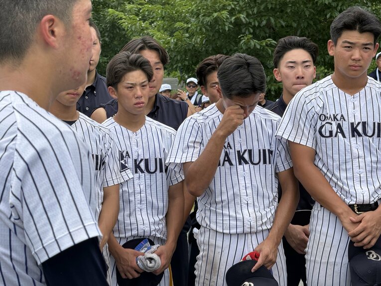 今夏の大阪大会は4回戦で近大付に0対7の7回コールド負け。涙を拭う林 ©Yuji Yanagawa