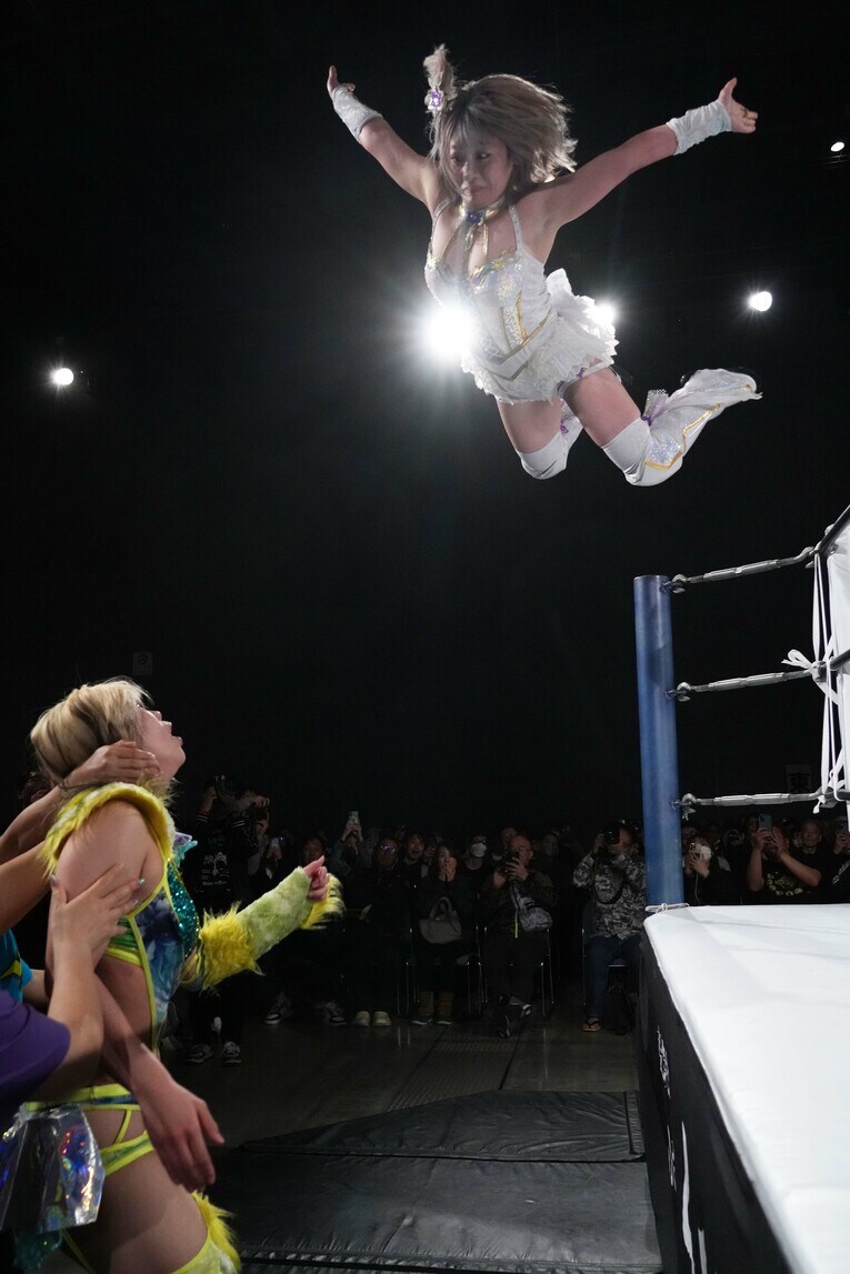 羽南にプランチャを見舞う中野たむ　©Essei Hara