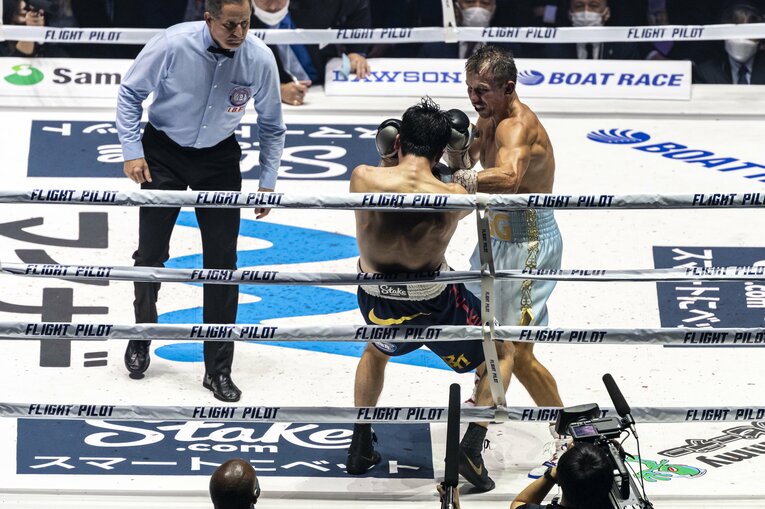 第8ラウンド、再びロープ際に追い詰められる村田　©Takuya Sugiyama