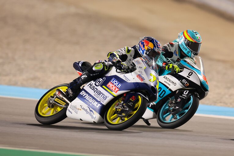 カタールGPでフェルナンデスの妨害により、佐々木が一気に順位を落とした決定的シーン　©Satoshi Endo