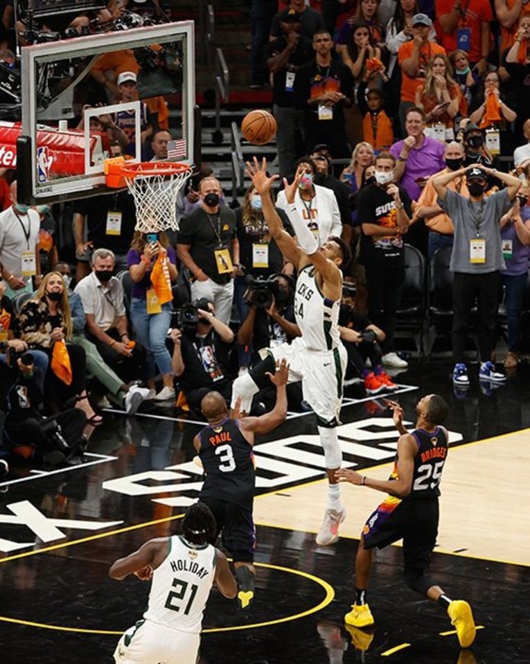 パスを呼び込み、見事なダンクシュートを決めるヤニス・アデトクンボ　©Getty Images