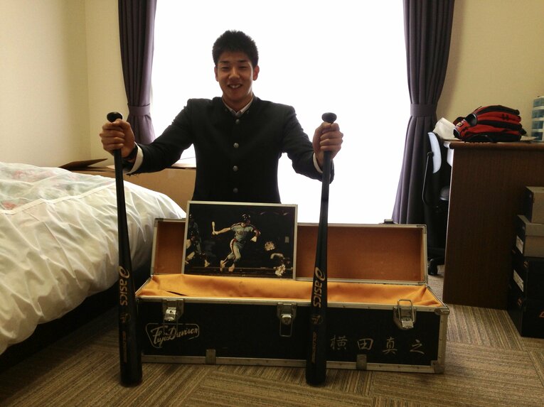 2014年1月、選手寮「虎風荘」に入寮した時の横田さん。元プロ野球選手の父・真之さんから譲り受けたバットケースを持参し活躍を誓っていた　©︎Mayumi Doi