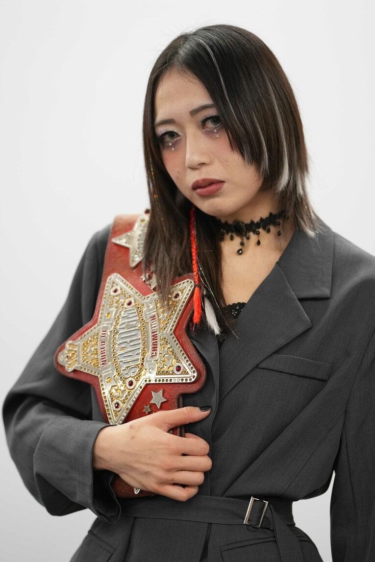 赤いベルトを持ちポートレート撮影に応じる上谷沙弥　©Essei Hara