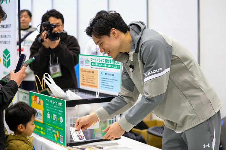 フードドライブにファンが持ち寄った食品を受け取る長崎ヴェルカ・馬場雄大選手　©B.LEAGUE