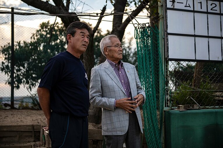 練習を見る井元俊秀氏（右）　©Takuya Sugiyama