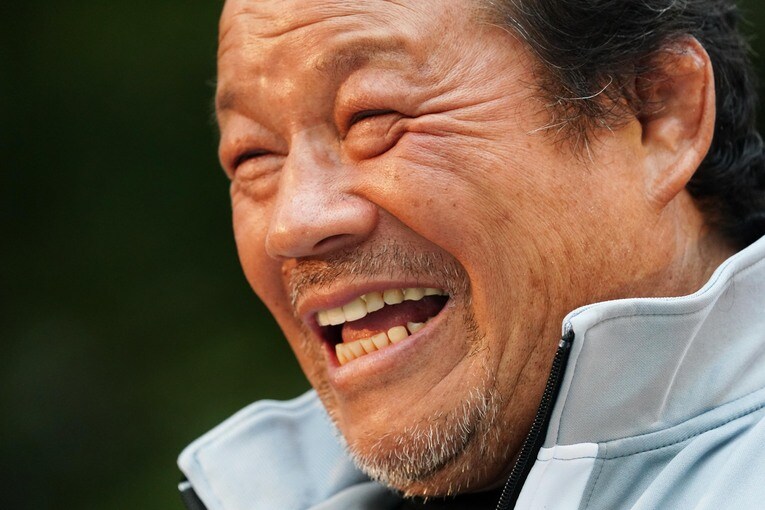 楽しそうに笑う藤波辰爾　©Essei Hara