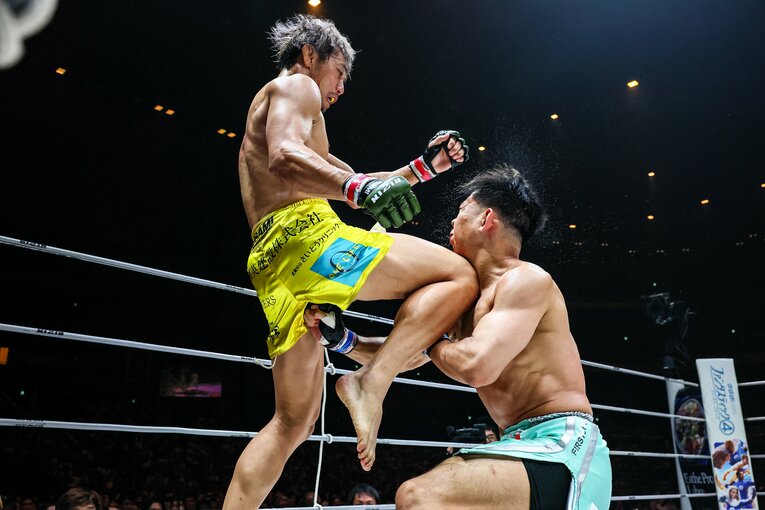 金原正徳の飛び膝蹴りがYA-MANのアゴをとらえた瞬間の連続写真（2枚目／全5枚） ©RIZIN FF Susumu Nagao