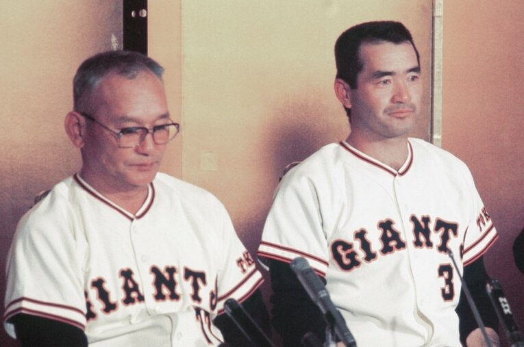 1974年10月、引退発表の記者会見をする長嶋茂雄。左は川上哲治監督 ／ photograph by JIJI PRESS