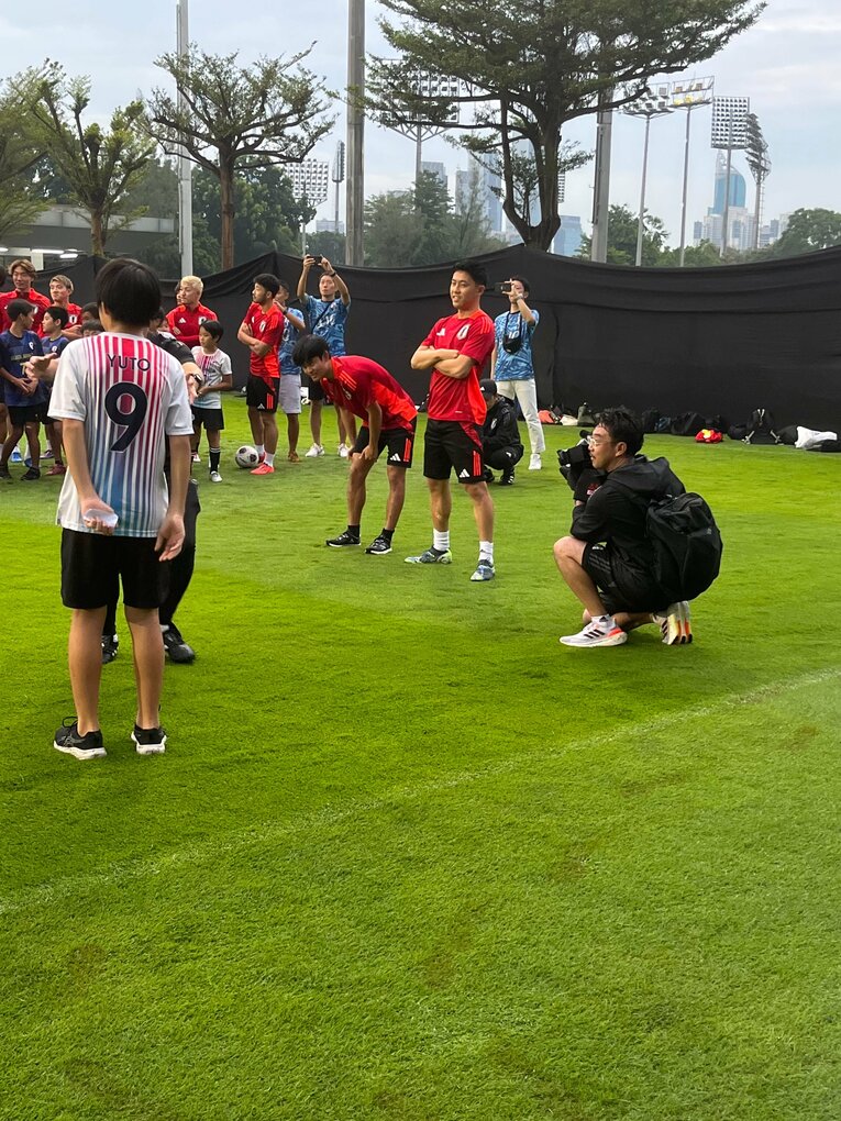 現地ファンとのふれあい　©Yusuke Mimura