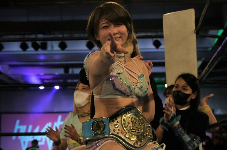 11月5日、アイスリボンのシングル王座3度目の防衛に成功し、笑顔でポーズを決めた安納サオリ ／ photograph by Norihiro Hashimoto