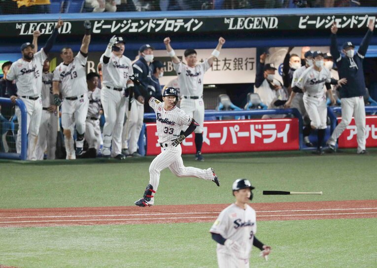 昨年の日本シリーズ第2戦。9回裏、無死一・二塁の場面でオリックスのクローザー、阿部翔太から同点の3ランホームランを放った　©JIJI PRESS