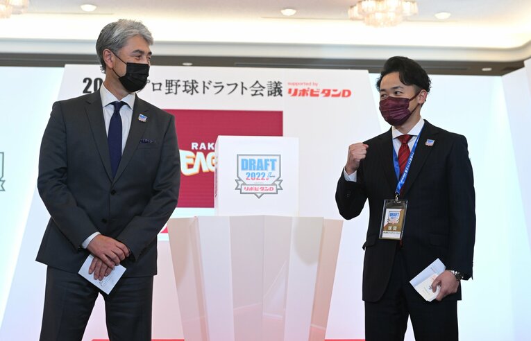 競合くじで楽天・米田球団社長が引き当てた瞬間。左はロッテ・吉井監督 　©Sankei Shimbun