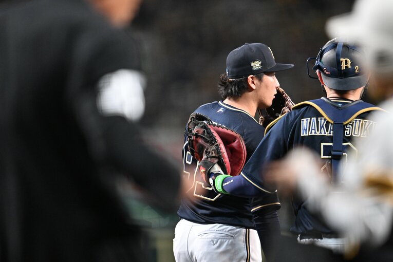 抜群の包容力で若い投手陣を支える若月（右）　©︎Naoya Sanuki