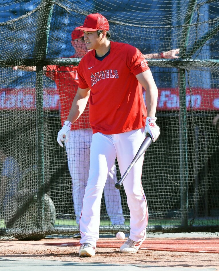 打撃練習で右脇腹を痛め、顔をしかめた大谷　©JIJI PRESS