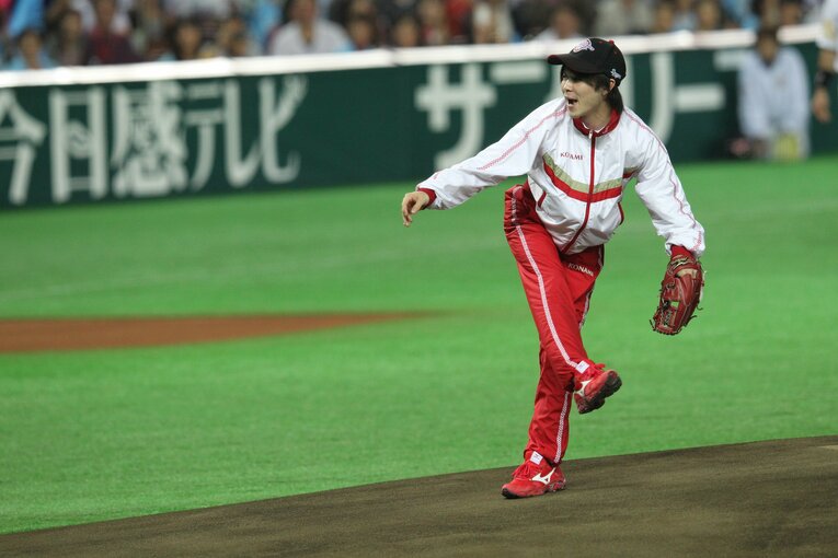 2011年日本シリーズの始球式　©Shigeki Yamamoto