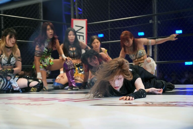 大江戸隊を追放された鹿島沙希はうつろな目でリングを降りた（クリックすると「この記事の写真」に飛びます。流血等の過激な写真を含みますのでご注意ください）