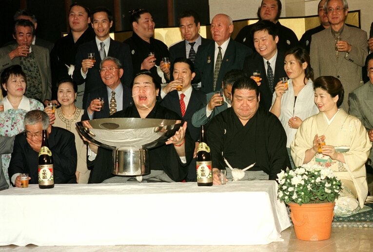 優勝後の美酒で大はしゃぎ（全13枚の1枚目）　©BUNGEISHUNJU