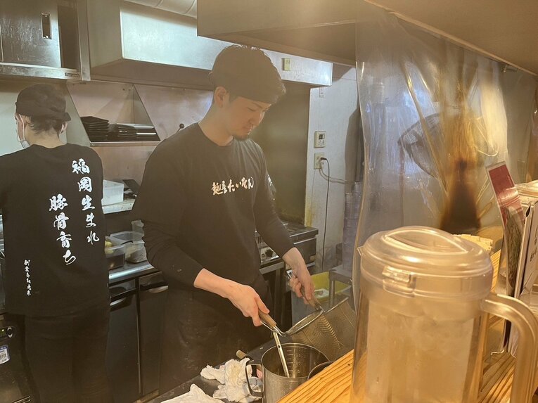 勤務中の笠原さん（本人提供）