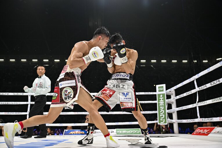 中谷は押し込む“重いパンチ”で西田を押し切った　©Hiroaki Finito Yamaguchi