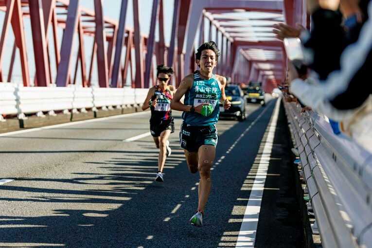 全日本大学駅伝2区での青学大・鶴川と創価大・吉田響の“訳アリ”4年生同士によるデッドヒート　©Kiichi Matsumoto